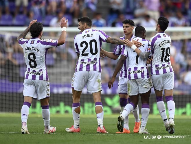 El Real Valladolid celebra el gol de Mamadou Sylla al Mirandés.