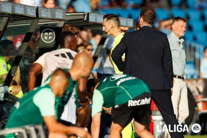 Sánchez Martínez acude al VAR para revisar el penalti en el Celta - Getafe (Foto: LALIGA).