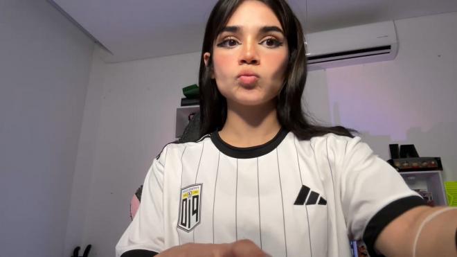 Alana Scarlett con la camiseta de PIO. La streamer de México vinculada a la Américas Kings League
