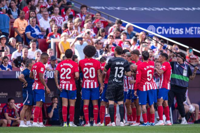 Los jugadores del Atlético, en la pausa de hidratación (FOTO: Cordón Press).