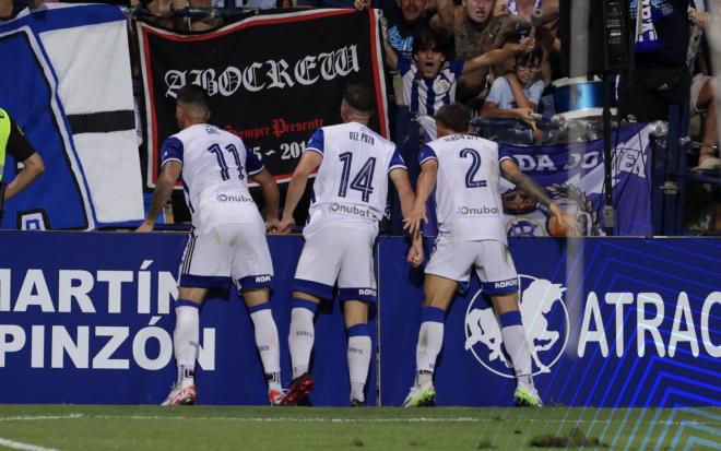 Los jugadores del Recre celebran el gol al Málaga (Foto: Recreativo de Huelva).