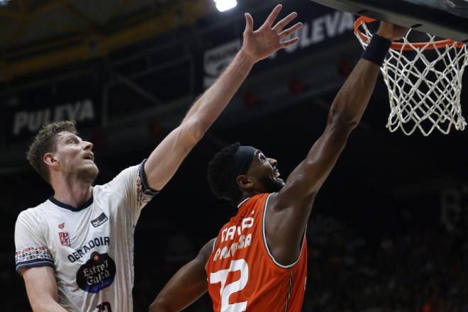 Valencia Basket sabe sufrir para lograr la cuarta seguida (85-79)