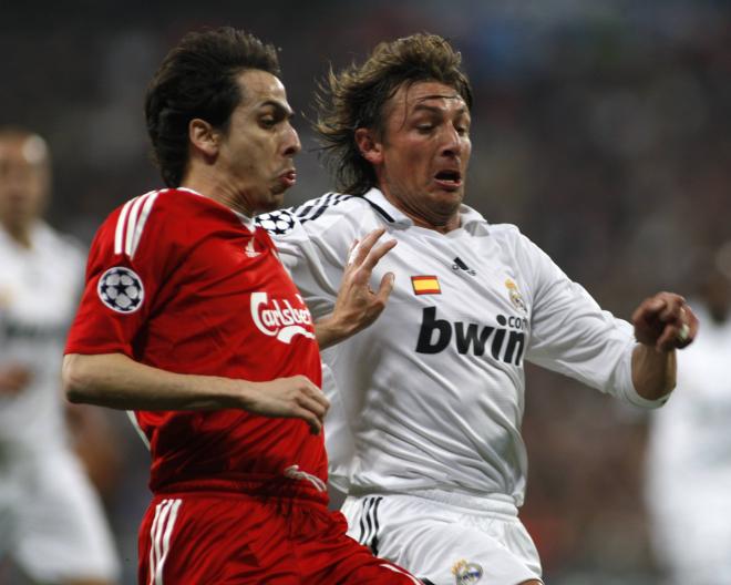 Benayoun enfrentándose al Real Madrid con la camiseta del Liverpool.