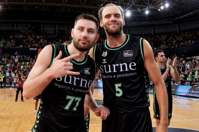 Kullamae y Denzel Andersson tras la victoria del Surne Bilbao Basket.