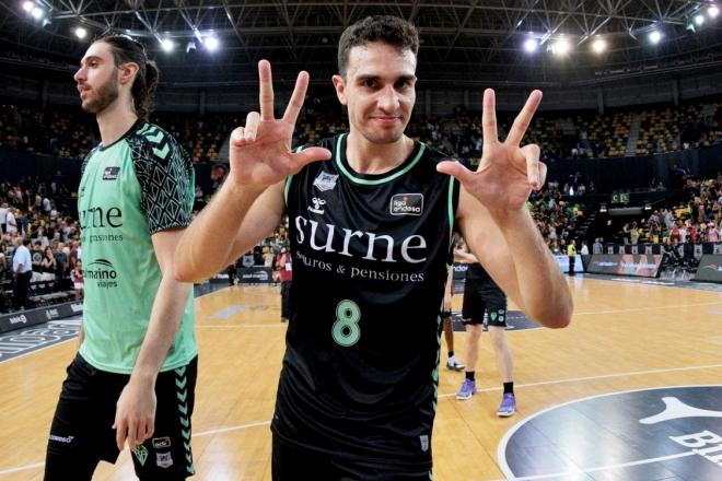 Alex Reyes disfruta de una nueva victoria del Surne Bilbao Basket en Miribilla.