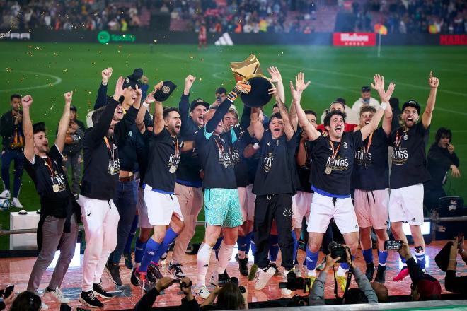 'El Barrio', equipo ganador de la primera edición de la Kings League, celebra el título en el Camp Nou. (Kings League)