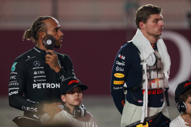 Lewis Hamilton y Max Verstappen, antes de la carrera en Qatar. (Cordon Press)