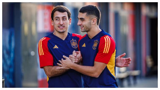 Mikel Oyarzabal y Ferrán Torres en el entrenamiento de la Selección Española. (Fuente: @SeFutbol