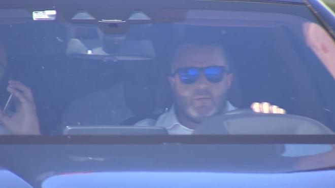 Diego Alonso, en el coche en el que ha llegado al Sánchez-Pizjuán y a la ciudad deportiva.