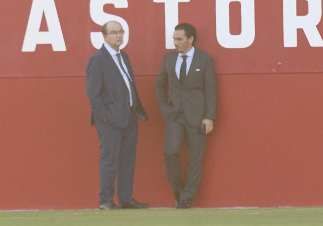 Castro y Del Nido Carrasco, durante el primer entrenamiento de Diego Alonso (Foto: Kiko Hurtado).