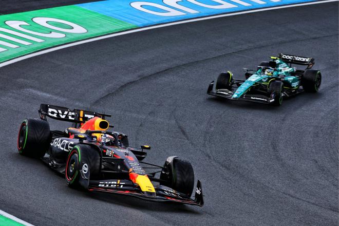Max Verstappen y Fernando Alonso, en el GP de Países Bajos (Foto: Cordon Press).