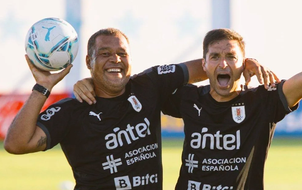 Diego Alonso y Darío Rodríguez en la selección uruguaya (Foto vía: AUF)