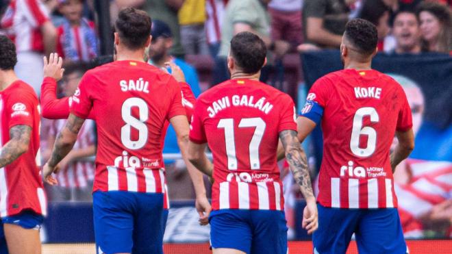 Saúl, Koke y Javi Galán en un partido del Atlético de Madrid.
