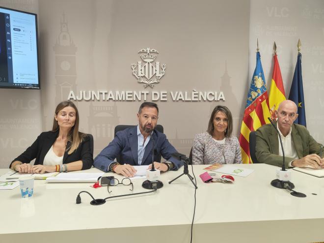 Vox en rueda de prensa ha tapado el acento de Valencia con la bandera de España