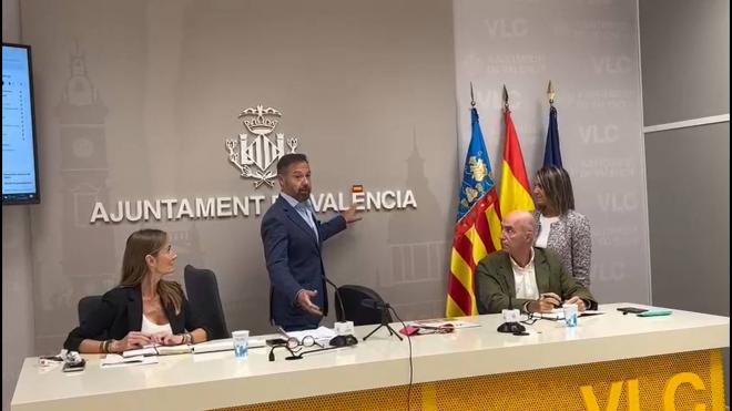 VOX tapa el acento de Valencia con una bandera española antes de hablar del Valencia CF
