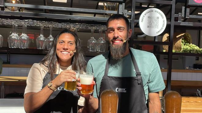 Cristina Martín-Prieto y Borja Iglesias brindan con cerveza (Foto: Kiko Hurtado).