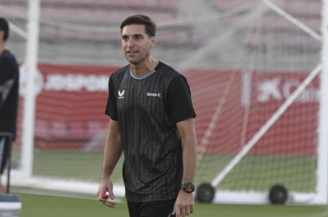 La exigencia de Diego Alonso en su primer entrenamiento dirigiendo al Sevilla (Foto: Kiko Hurtado).