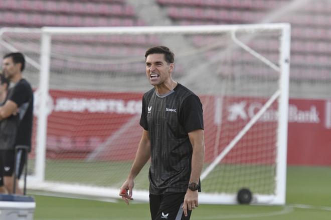 La exigencia de Diego Alonso en su primer entrenamiento dirigiendo al Sevilla (Foto: Kiko Hurtado).
