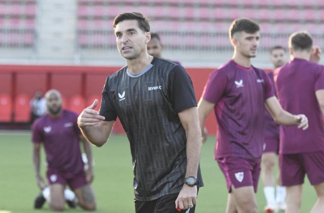 Diego Alonso, dirigiendo al Sevilla en un entrenamiento (Foto: Kiko Hurtado).