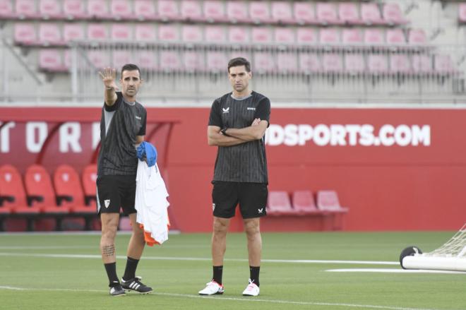 La exigencia de Diego Alonso en su primer entrenamiento dirigiendo al Sevilla (Foto: Kiko Hurtado).