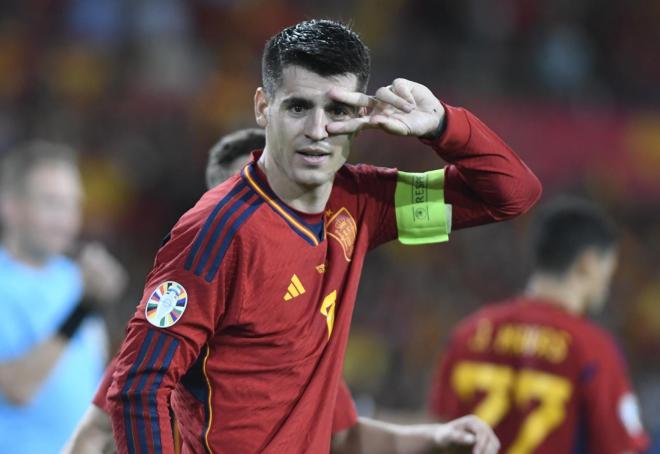 Álvaro Morata celebra su gol en el España-Escocia de La Cartuja (Foto: Kiko Hurtado).