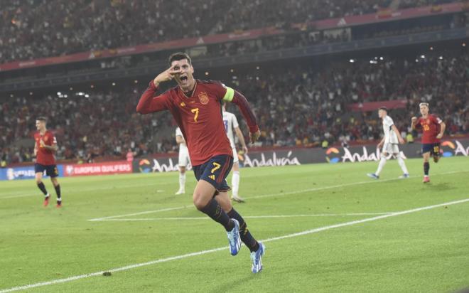 Álvaro Morata celebra su gol en el España-Escocia de La Cartuja (Foto: Kiko Hurtado).