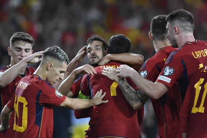 Abrazo entre Jesús Navas y Álvaro Morata tras el gol de España ante Escocia (Foto: Kiko Hurtado)