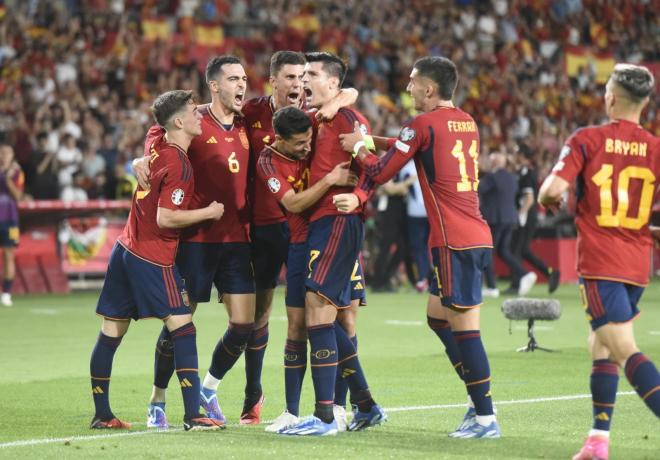 España celebra el gol de Álvaro Morata ante Escocia en La Cartuja (Foto: Kiko Hurtado).