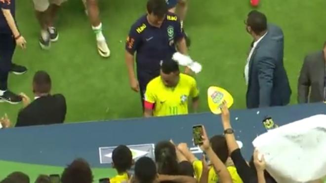 Aficionado brasileños atacan a Neymar: le arrojan objetos tras el empate ante Venezuela