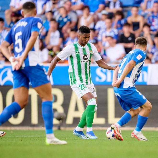 Abner Vinicius, futbolista del Real Betis, con la pelota (foto: Cordón Press).