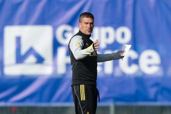 Luis Carrión dirige un entrenamiento (Foto: Real Oviedo).