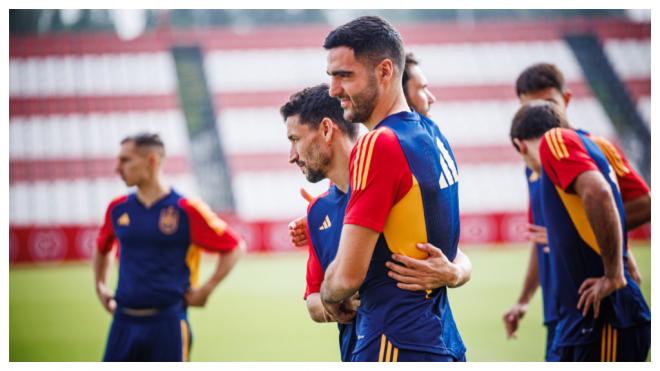 Jesús Navas y Mikel Merino en el entrenamiento de la Selección Española. (Fuente: @SeFutbol)