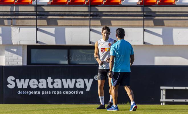 Jesús Vázquez vuelve al césped (Foto: Valencia CF).