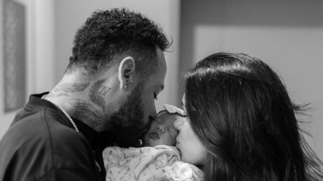Neymar Jr, Bruna Biancardi y su hija Mavie (@brunabiancardi)