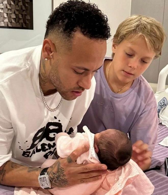 Neymar junto a sus dos hijos, Davi Luca y Mavie (@davieluccafp)