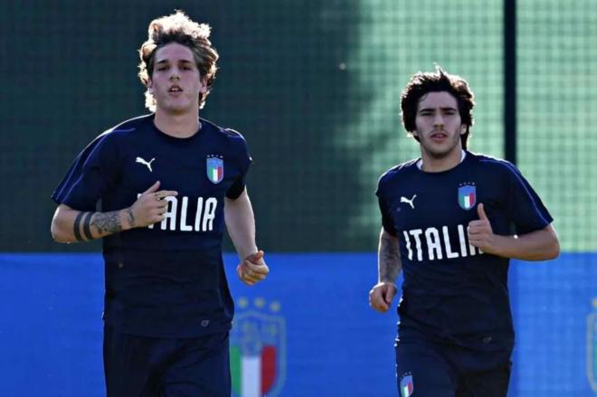 Nicolò Zaniolo y Sandro Tonali, en un entrenamiento de Italia.
