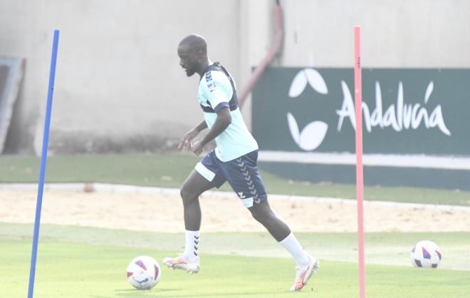 Youssouf Sabaly, en un entrenamiento con el Real Betis (Foto: Kiko Hurtado)