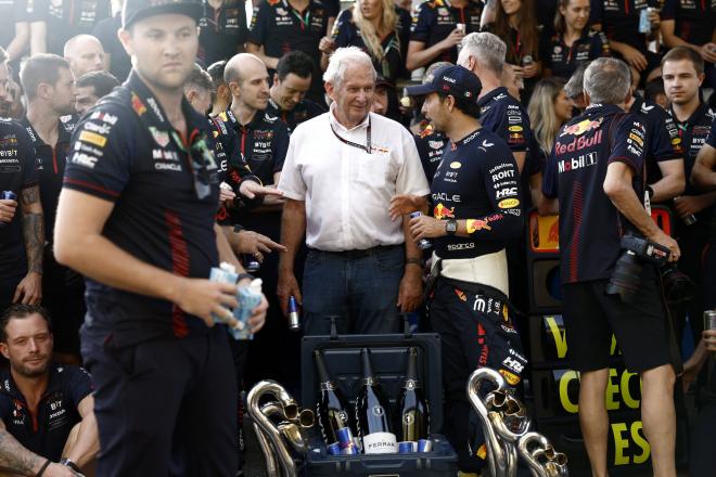 Helmut Marko y Sergio Pérez, conversando en una celebración de Red Bull (Foto: Cordon Press).