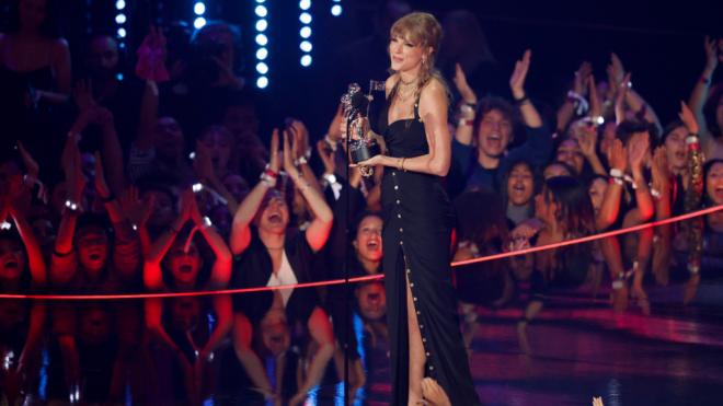 Taylor Swift recoge un premio en la 2023 MTV Video Music Awards 