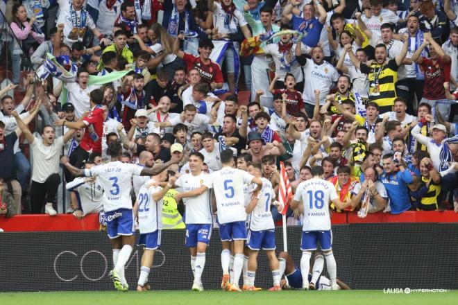 Los jugadores del Real Zaragoza celebran el gol ante el Sporting (Foto: LaLiga).