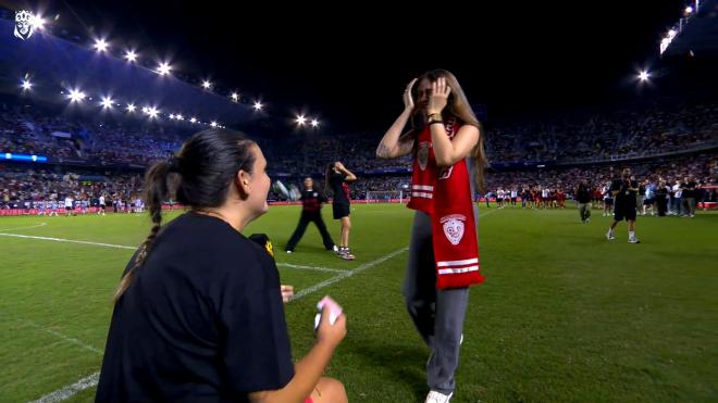Susi López le propone matrimonio a su chica tras ganar la final de la Queens Cup en La Rosaleda.