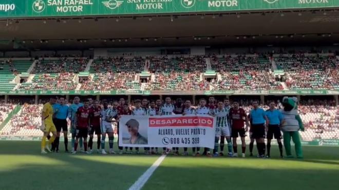 Los jugadores del Córdoba y del Mérida posan con el cartel de Álvaro Prieto.