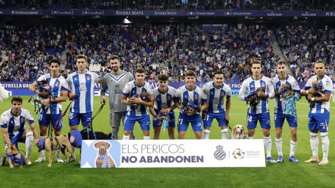 Los jugadores del RCD Espanyol, con los perritos (rcdespanyol.com)