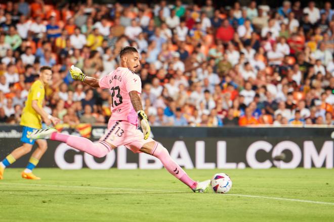 Álvaro Vallés golpea la pelota (foto: Cordón Press).
