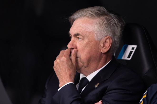 Carlo Ancelotti en el banquillo del Santiago Bernabéu (Foto: Cordon Press).