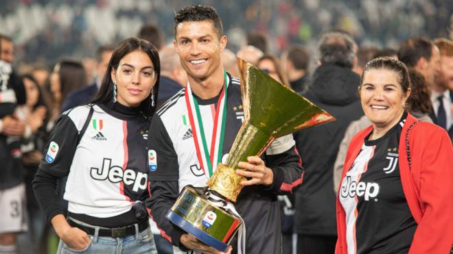 Dolores Aveiro, Cristiano Ronaldo y Georgina Rodríguez en la celebración de un título (Cordon Pr