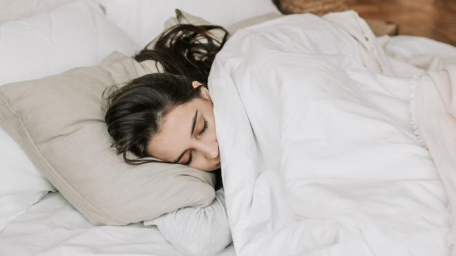 Dormir sin ropa puede reducir la presión arterial o minimizar la ansiedad.