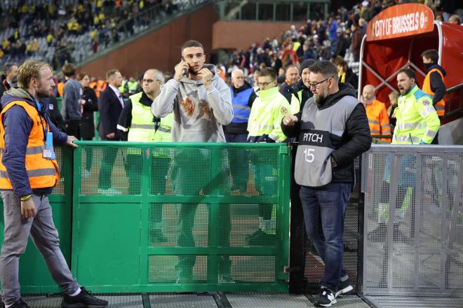 El futbolista belga Zeno Debast, a pie de campo del estadio y visiblemente preocupado