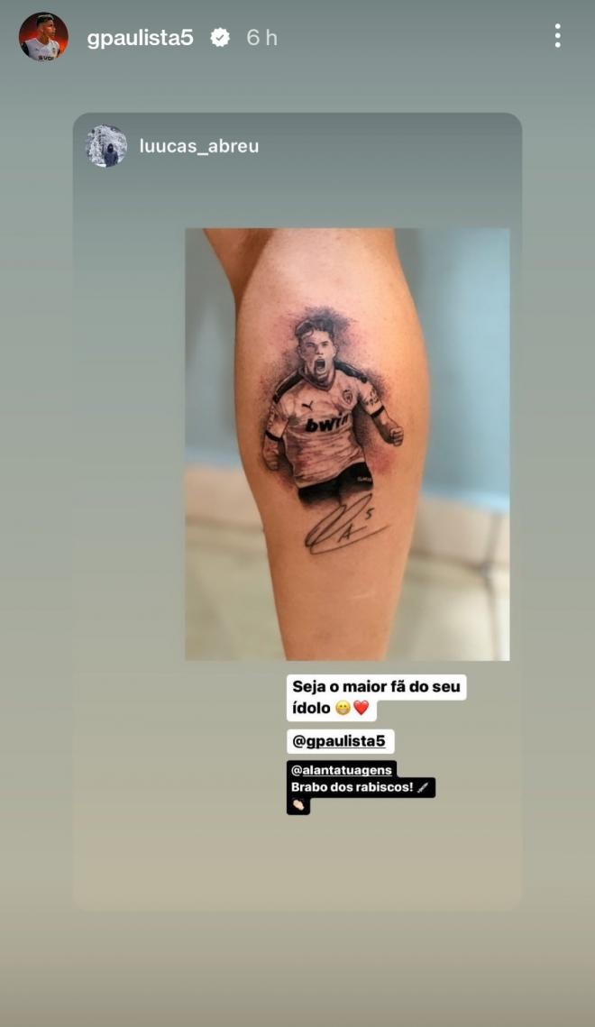 Gabriel Paulista tatúa a un amigo (Foto: Twitter Radio Toronja)