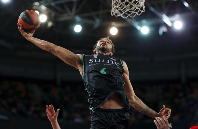 Sacha Killeya-Jones rebotea para Bilbao Basket (Foto: Aitor Arrizabalaga).